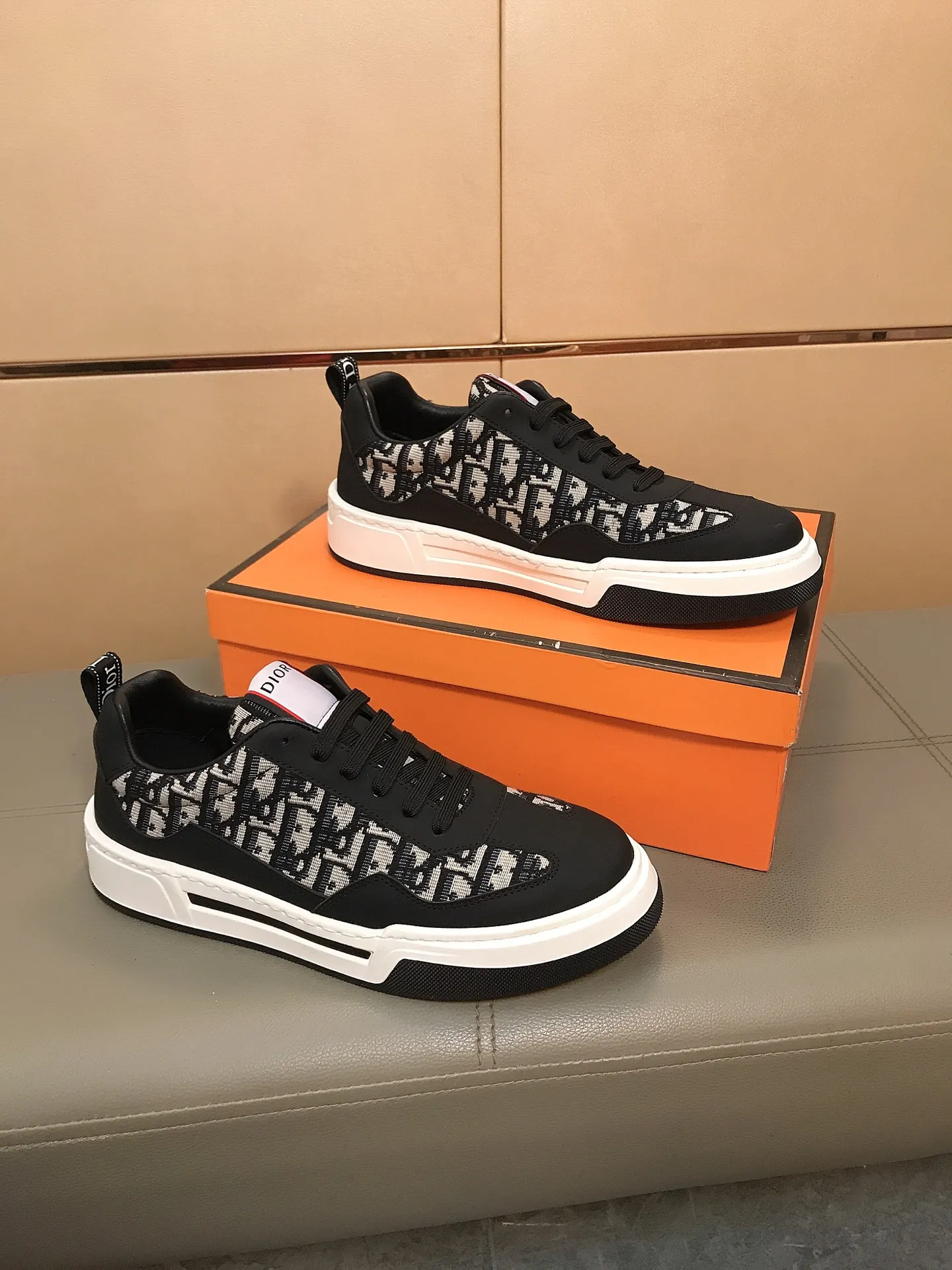 Factory price 400 ↔️↔️ (Dior) new men's casual sports shoes 👣 Full of charm, luxury style gentleman shoes. Upper: Made of imported Italian cowhide + printed fabric, sheepskin lining. Branded wear-resistant soles; with classic logos💋The whole pair of shoes is fashionable and casual yet high-end style🎈🎈Size: 38-44